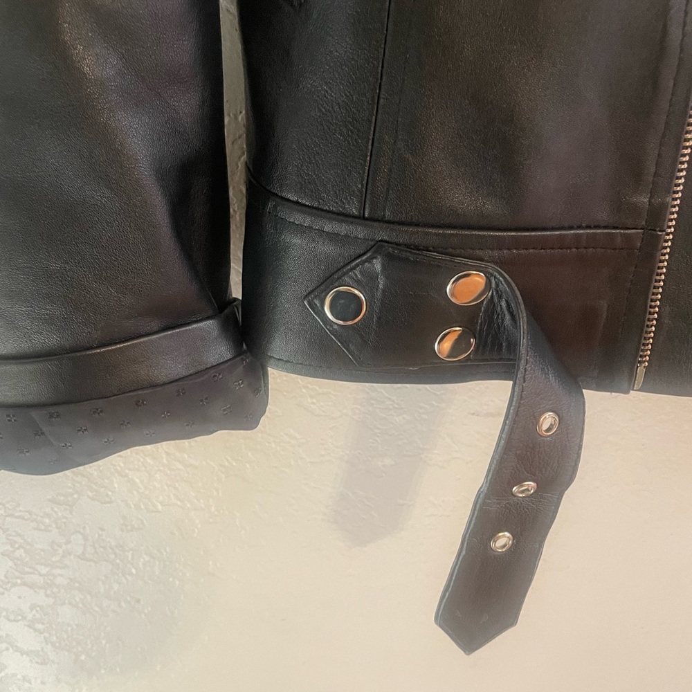 2 Medium size Women Leather Jackets. LIKE NEW - Picture 12 of 13